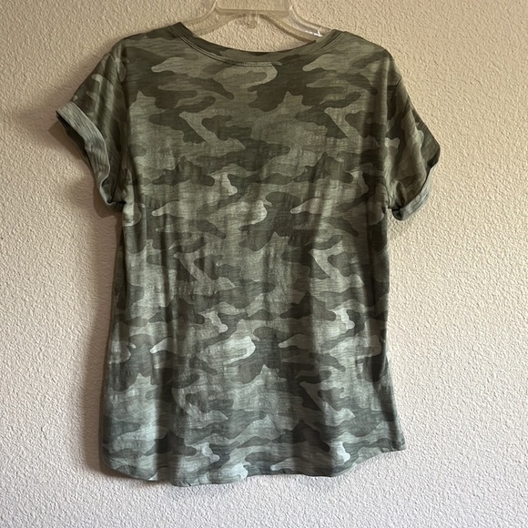 a.n.a. Camo print super soft tshirt - Size M - Picture 7 of 7